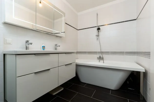Badezimmer mit freistehender Badewanne