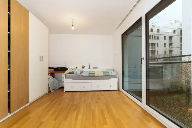 Zimmer im Obergeschoß mit Einbauschrank