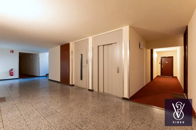 Haus: Aufzüge im Stiegenhaus