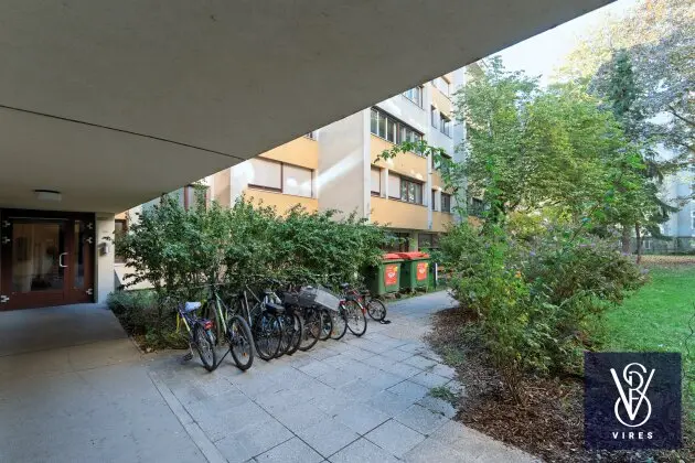 Haus: Eingang Hofseite mit Fahrradabstellplatz