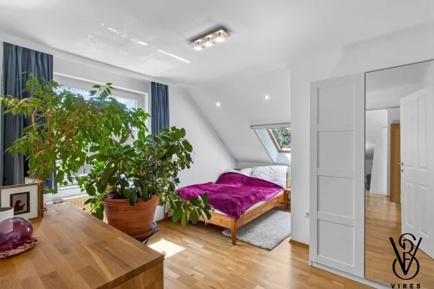 Dachgeschoss: Schlafzimmer mit Dachflächenfenster