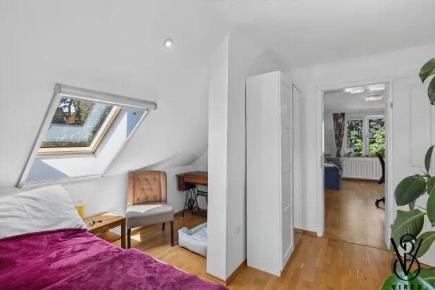 Dachgeschoss: Schlafzimmer mit Blick zum Gang