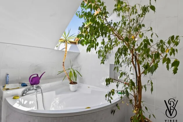 Dachgeschoss: Badezimmer mit Eckbadewanne