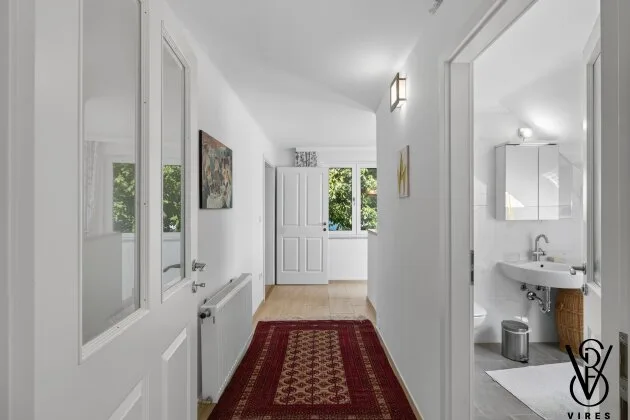 Dachgeschoss: Gang mit Blick ins Badezimmer