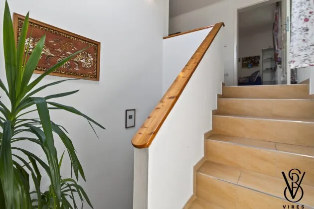 Erdgeschoss: Stiege ins Dachgeschoss