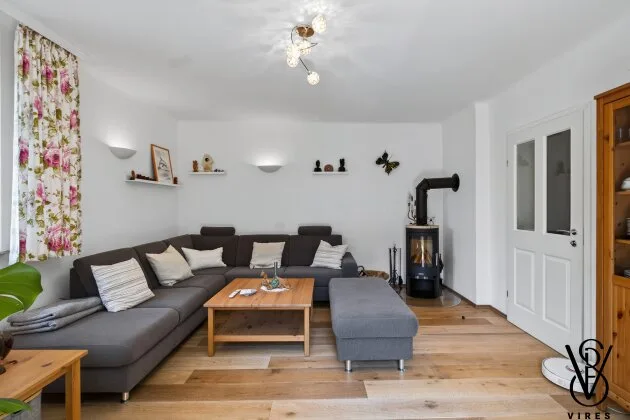 Erdgeschoss: Wohnzimmer mit Kaminofen