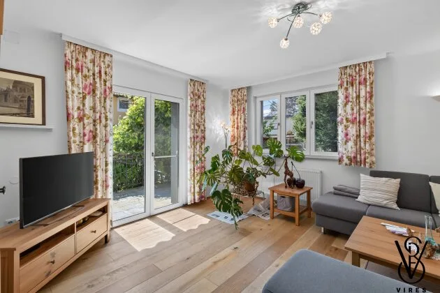 Erdgeschoss: Wohnzimmer mit Tür zur Terrasse