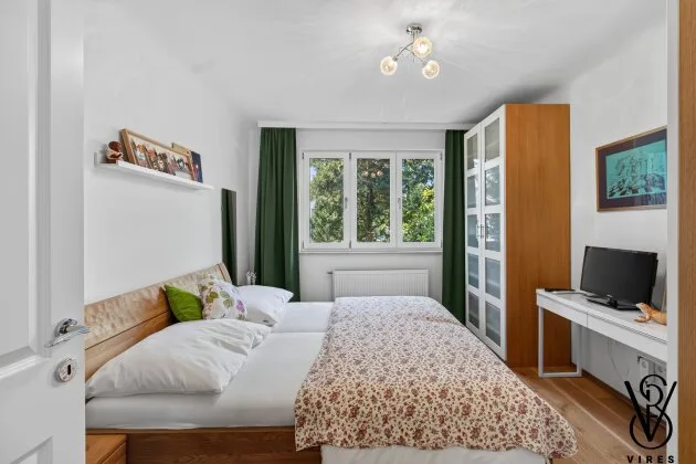 Erdgeschoss: Schlafzimmer mit Blick ins Grüne