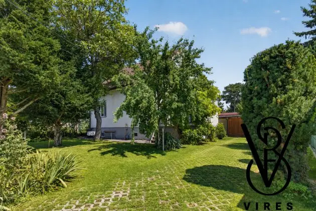 Garten mit Stellfläche auf Rasengittersteinen