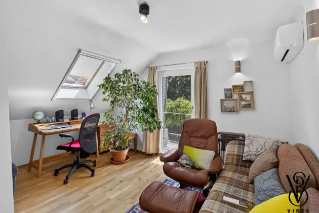 Dachgeschoss: Zimmer mit Klimagerät und Tür zur Dachterrasse