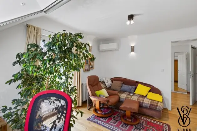 Dachgeschoss: Zimmer mit Zugang zur Dachterrasse