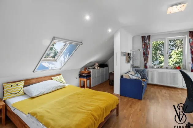 Dachgeschoss: Zimmer mit Giebelfenstern