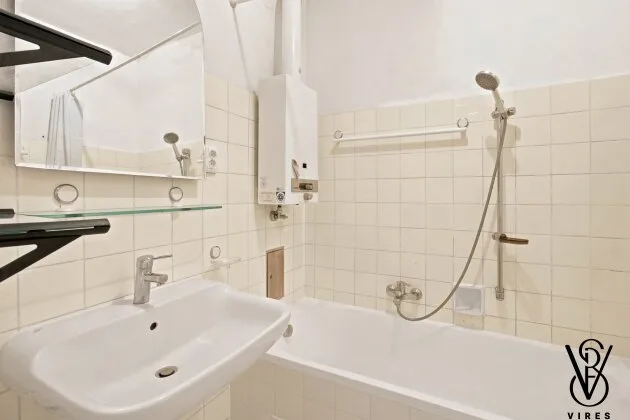 1. Stock: Bad mit Wanne
