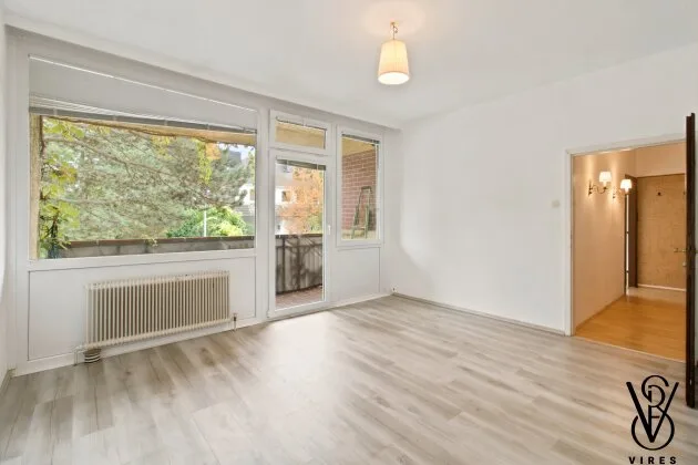 1. Stock: Schlafzimmer mit Tür zur Loggia
