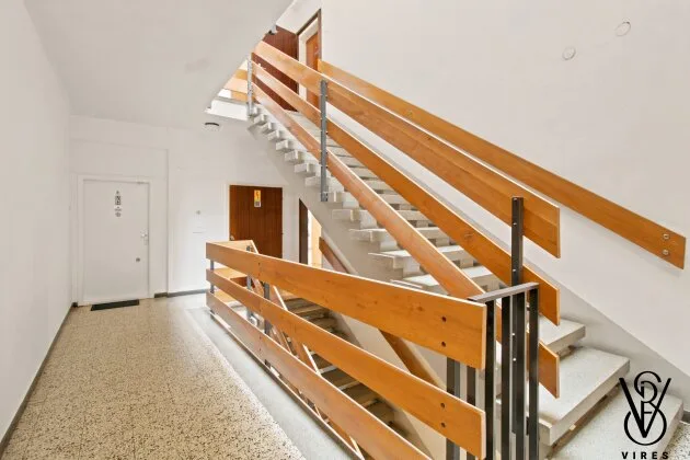 Stiegenhaus mit Kunststeinboden