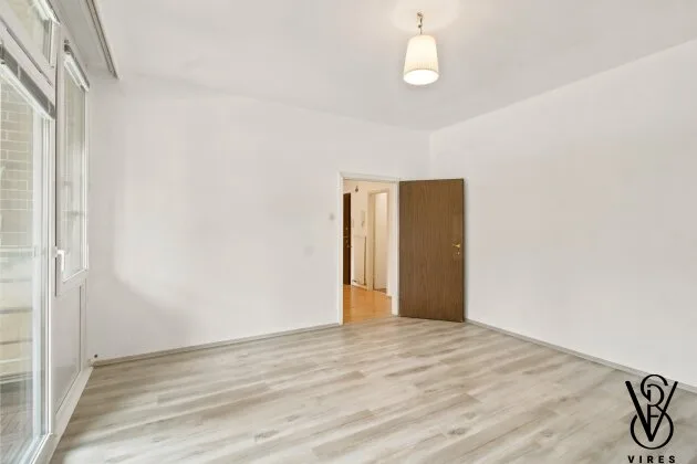1. Stock: Schlafzimmer mit Tür zum Vorraum
