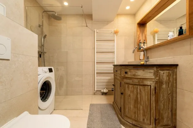 1. Stock: Badezimmer mit Dusche und Waschmaschine