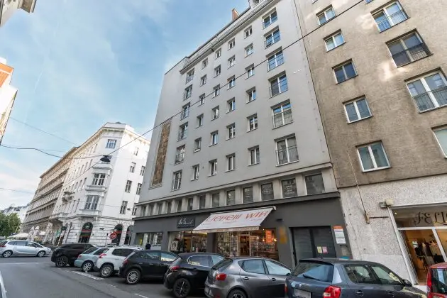 Außenansicht: Wohnhaus von 1963 mit dem Relief an der Fassade