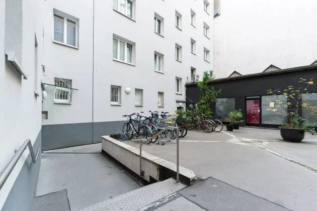 Innenhof: Zugang und Fahrradabstellplatz