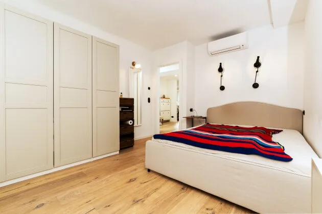 1. Stock: Zimmer mit Einbauschrank